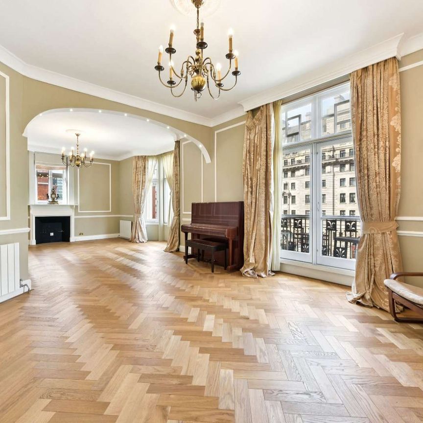 Spacious four bedroom apartment in portered red brick mansion block. - Photo 1