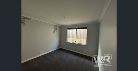 EASY LIVING IN QUITE LITTLE GROVE CUL-DE-SAC - Photo 2