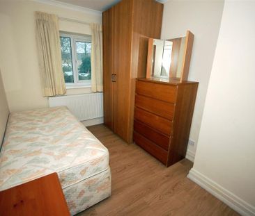 3 bedroom end of terrace house to rent - Photo 2