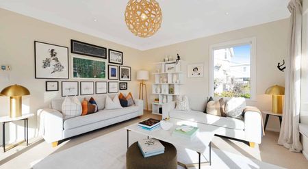 Executive Modern Three Bedroom Family Home - Photo 3