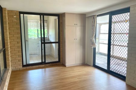 Conveniently located delight! - Photo 2