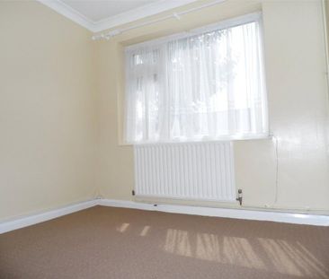 2 bed detached bungalow to rent in Grasmere Avenue, Hullbridge, SS5 - Photo 2