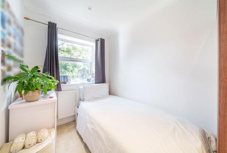 4 bedroom semi-detached house to rent - Photo 4