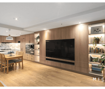 FURNISHED RENOVATED FLOORBOARD TWO BEDROOM ONE CARPARK APARTMENT LOCATED IN EIFFEL TOWER - MELBOURNE CBD !!! - Photo 3