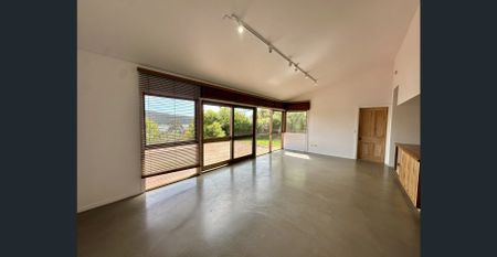 Large Family Home, Just Moments From The Beach - Photo 2