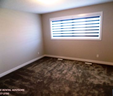 GREAT 3 BED, 2.5 BATH, 2 STOREY TOWNHOUSE, W/ A DBL DETACHED GARAGE... - Photo 3