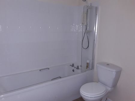 2 bed Apartment - To Let - Photo 5