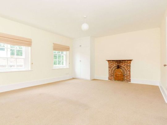 Private wing of the impressive Britwell House in the rolling Oxfordshire countryside - Photo 1