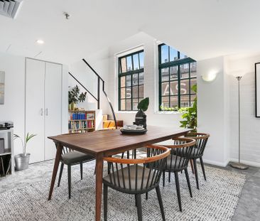 Split level warehouse style apartment with secure parking - Photo 2