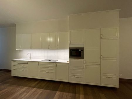 Heel mooi gerenoveerd appartement met twee slaapkamers. Tijdens de renovatie is veel aandacht besteed aan het behouden en versterken van de authentieke stijl van het gebouw. - Photo 4