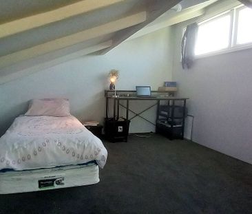 Charming 3BR Home with Garden & Deck! - Photo 3