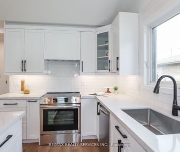 Detached Home For Lease | X8137734 - Photo 4