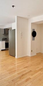 Stunning renovated loft-style 2 bd apartment in OLD MONTREAL - Photo 4