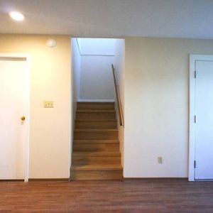 TWO BEDROOM PET FRIENDLY TOWNHOUSE - Photo 2