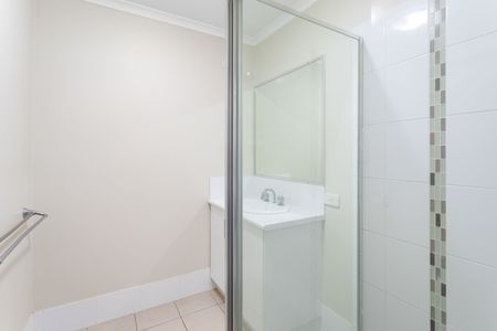 Charming Two-Storey Town House - Photo 5