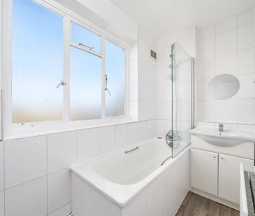 3 bedroom flat to rent - Photo 4