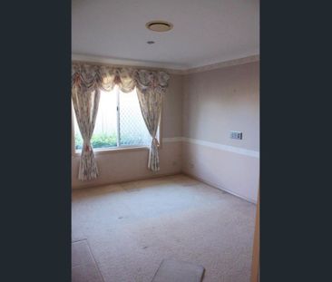 Benowa Waters - 4 Bedroom Unfurnished Family Home with a Pool in a ... - Photo 5