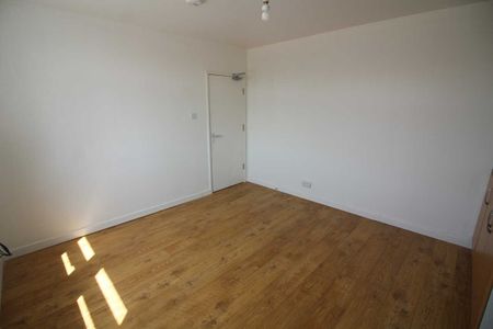 1 bed Flat - Photo 2