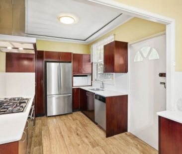 Desirably Located Family Home in Burwood - Photo 5