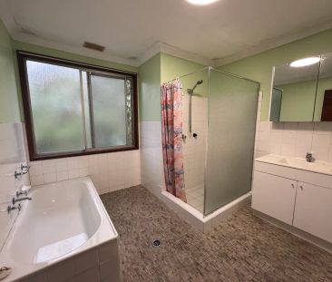 “Spacious Townhouse with Garage & Private Backyard – Prime Bankstow... - Photo 5