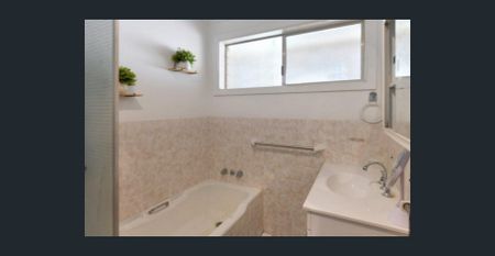 Three Bedroom Cosy Home - Photo 5