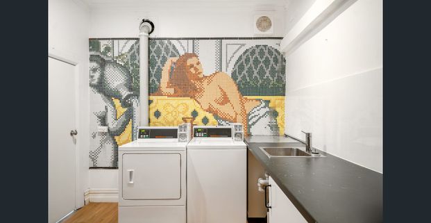 NEWLY RENOVATED ROOM WITH PRIVATE SHOWER Sharing Large Fully equipped kitchen, living room and laundry - weekly clean - Photo 1