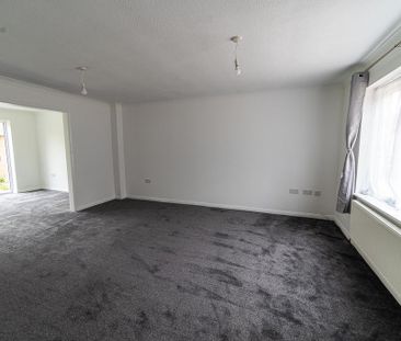 4 bedroom detached house to rent - Photo 2