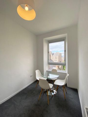 3 bedroom flat to rent - Photo 2