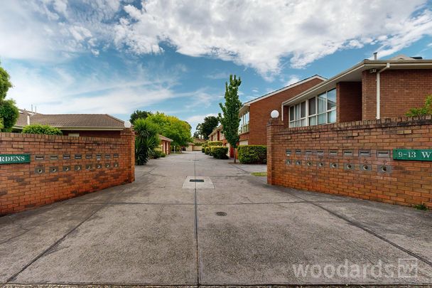 Stunning Renovated 3 bedroom Home - Photo 1