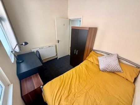 3 bedroom flat to rent - Photo 2