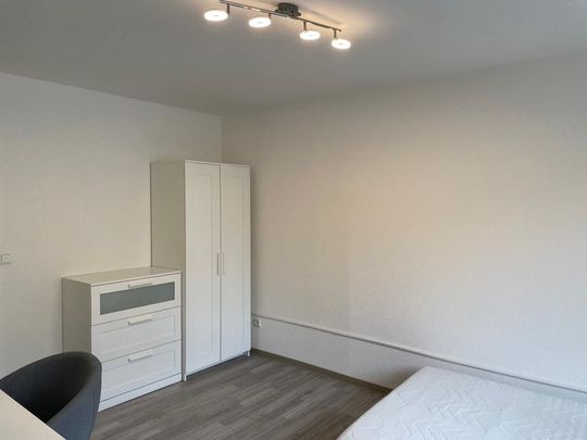1 Zimmer für Studenten- Berufstätige. Für weibliche WG gesucht. Ab 01.03.2026 Komplett möbliert mit Einbauküche und Balkon! - Foto 1