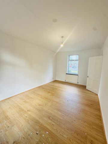 4 bedroom end of terrace house to rent - Photo 3