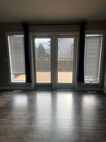 Hampton Village - 4 Bedroom/2 Bathroom Upper Unit - 762 Hargreaves Cres - Photo 2