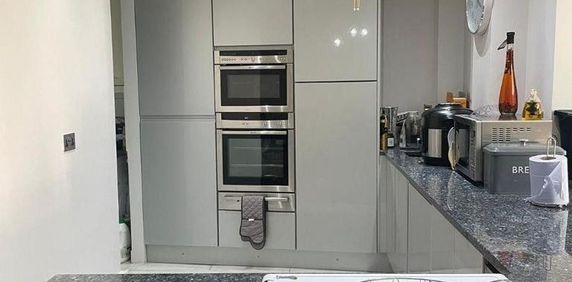 4 bedroom semi-detached house to rent - Photo 2