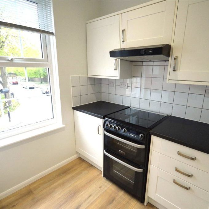 2 Bedroom Flat / Apartment - Eastgate Street, Winchester - Photo 1