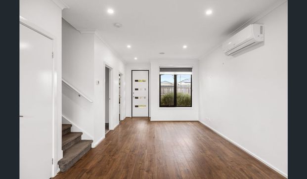 Modern 3-Bedroom Townhouse – Walk to Cowes Township - Photo 1