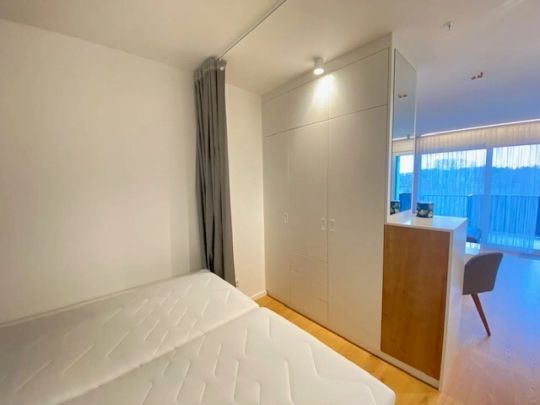 VOLLMÖBLIERTE Singlewohnung mit Balkon und Blick in den grünen Kurpark! Strom, Heizung, Internet und Fitness inklusive! - Concierge im Haus. AB MAI! - Photo 1
