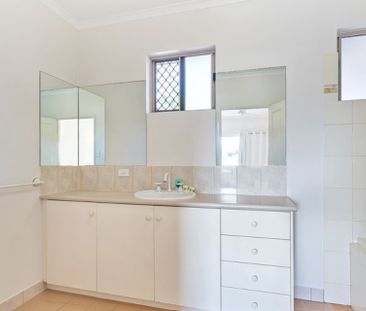 SPACIOUS TOWNHOUSE IN SOUGHT AFTER LOCATION! - Photo 1