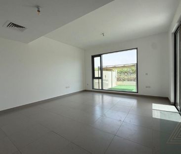 Well Maintained | Close to Park | Luxurious - Photo 1