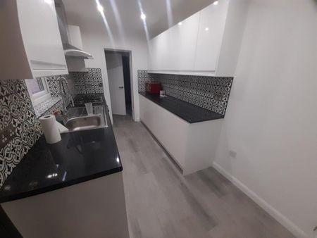 3 bedroom House To Let - Photo 4