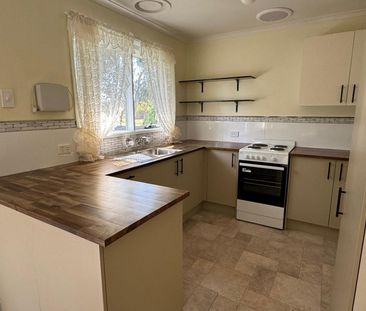 Three Bedroom Brick Veneer - Photo 2