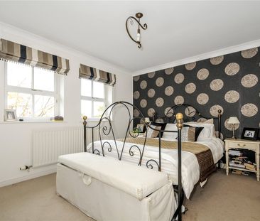 4 bedroom House in Roundshead Drive, Warfield - Photo 3