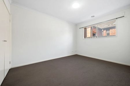 Luxurious Family Living Opposite Tarneit Rise Primary School - Photo 3