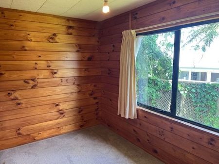 Solid house in Forrest Hill! - Photo 2