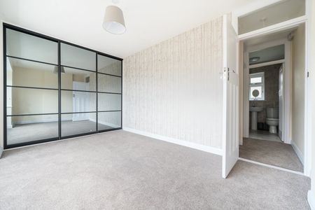 Semi-detached House to rent - Cambridge Road, Rochester, ME2 - Photo 3