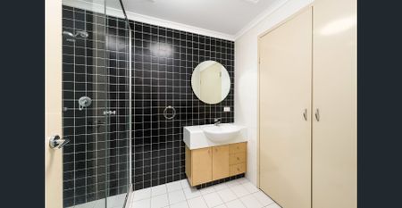 Easy-Care Living, With Village Convenience & Rail A Short Stroll Away - Photo 5