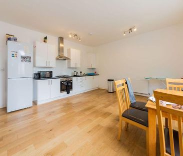 3 bedroom flat to rent - Photo 6