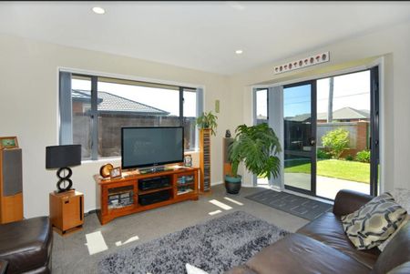 Fantastic 3 Bedroom Modern Townhouse In Great Location - Photo 2