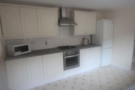 1 bedroom in a house share to rent - Photo 3