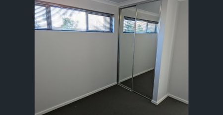 Immaculate Street Front 3x2 Vila! - Photo 2